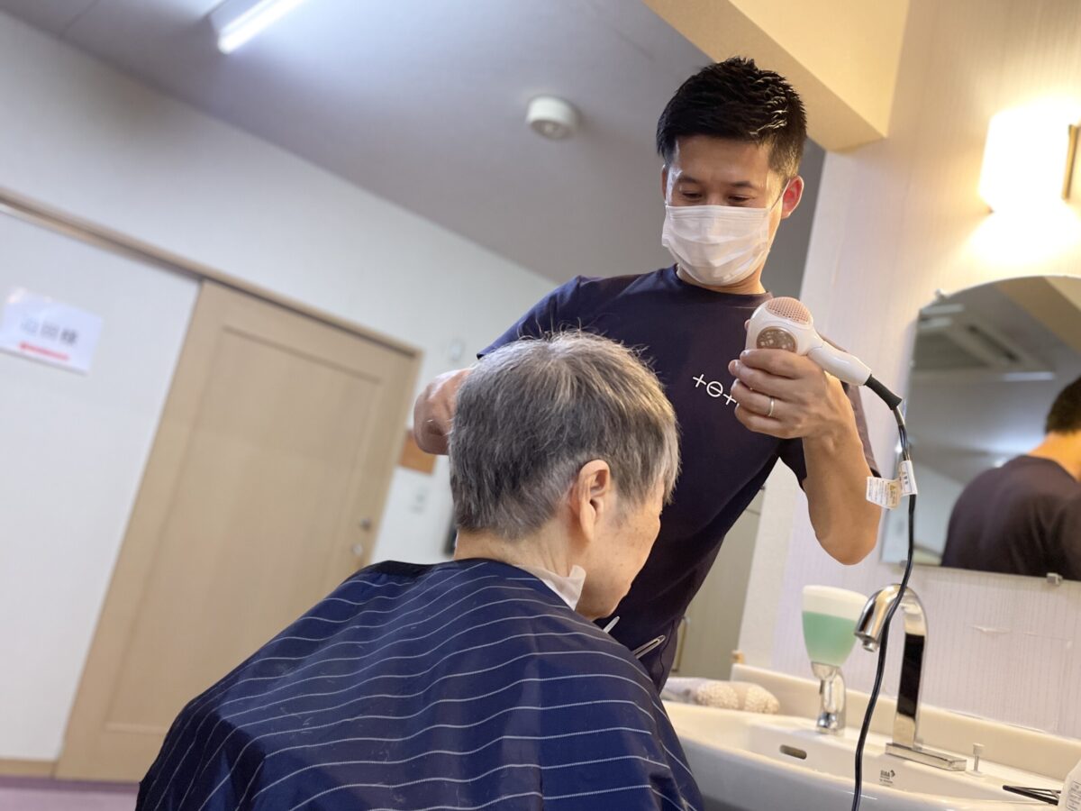 訪問美容を行う福祉美容師