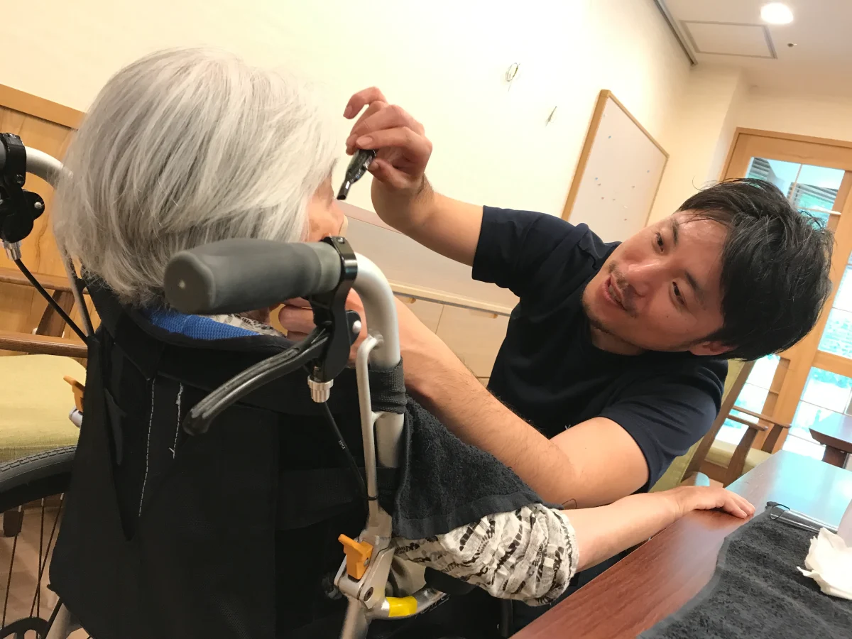 40代の美容師が施術している様子
