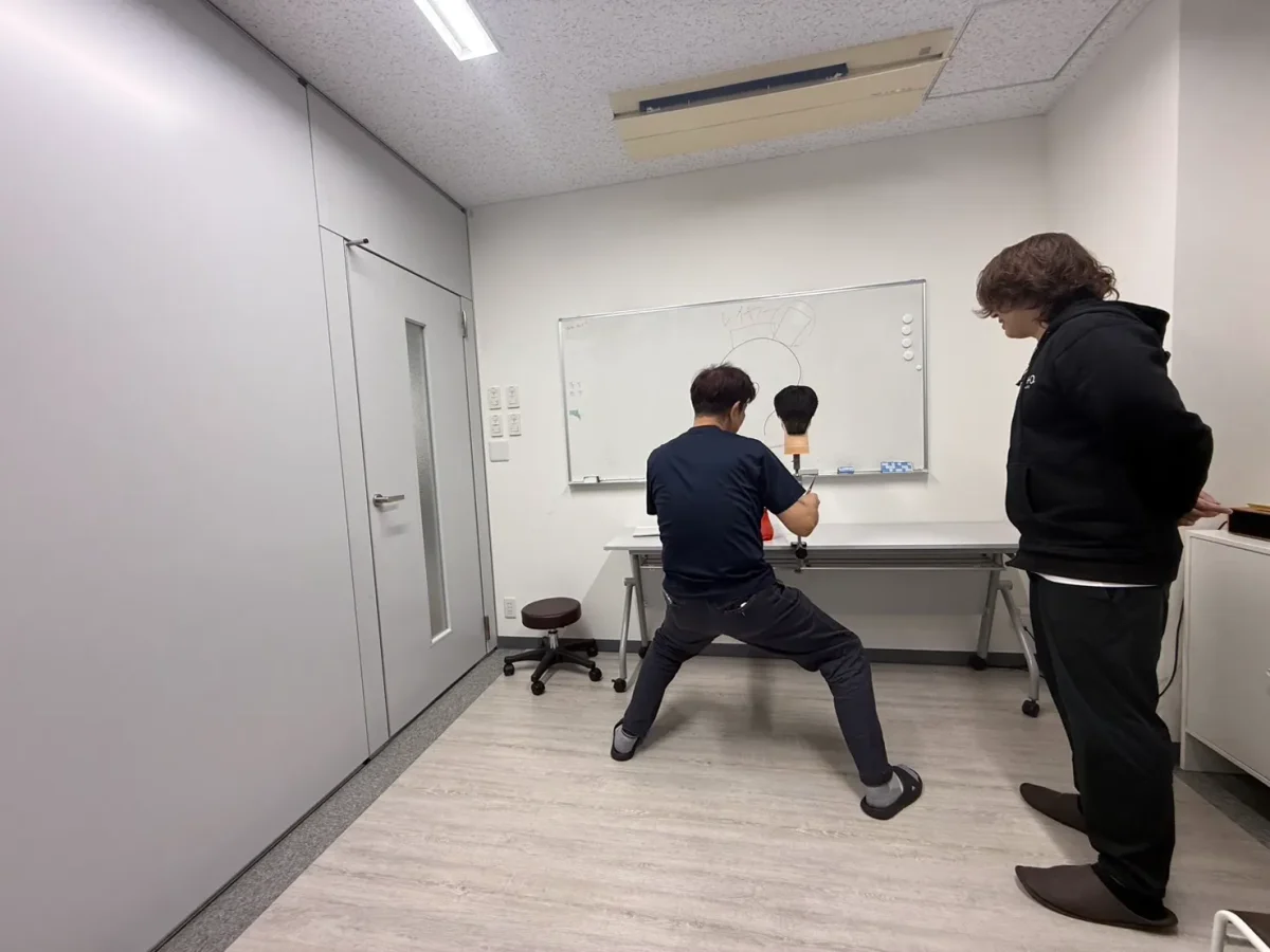 ブランク10年ある60代の理容師男性がカット練習をしている様子