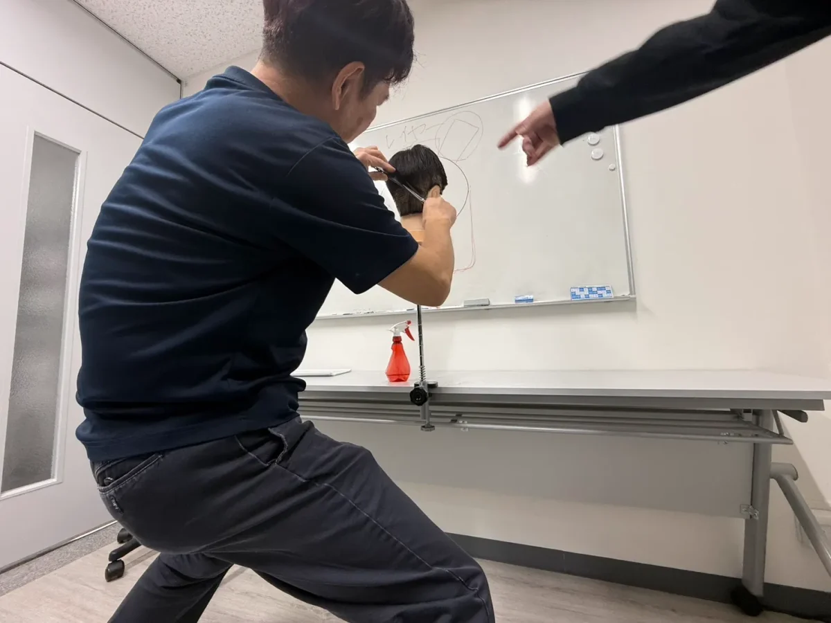 ブランクがある50代や60代の美容師がLBLで練習している様子