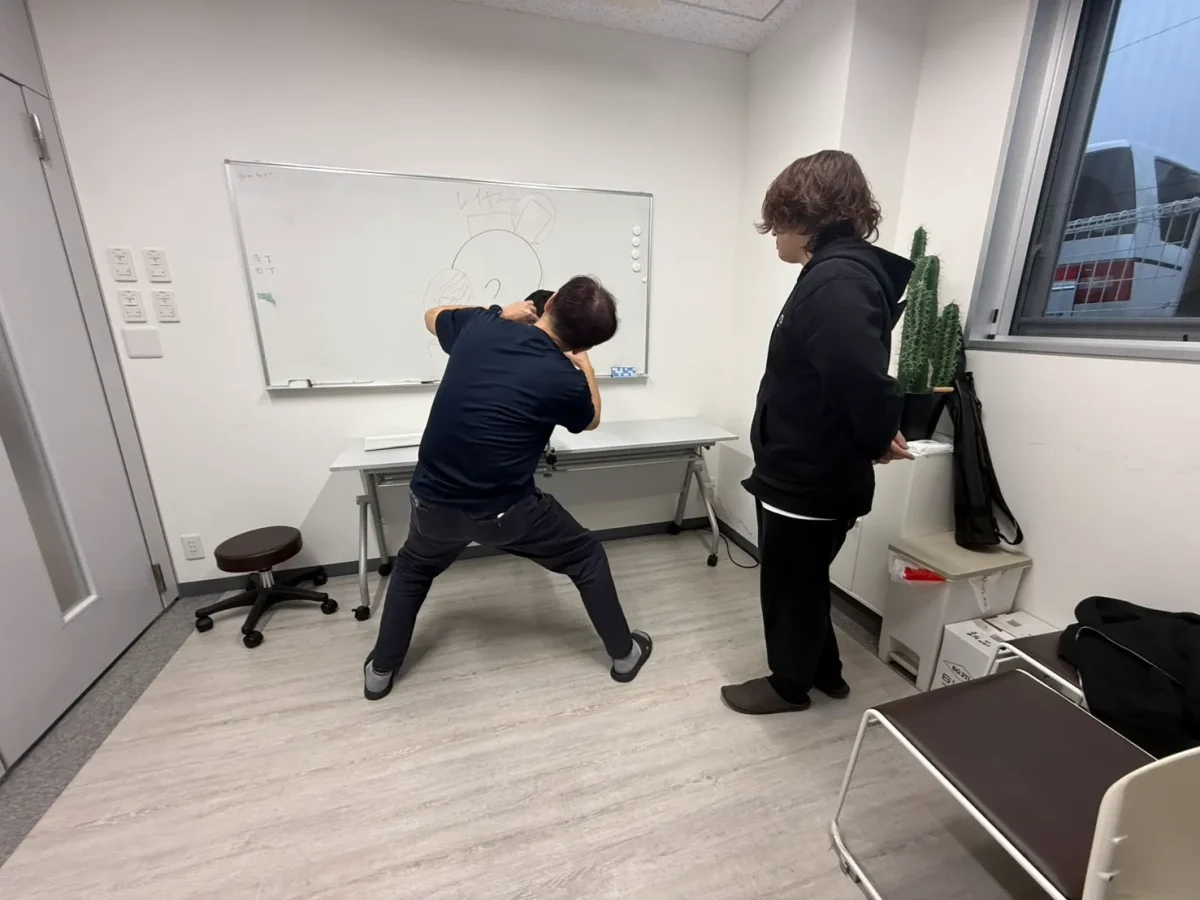 LBLでマンツーマンのカット講習を受ける60代美容師の男性