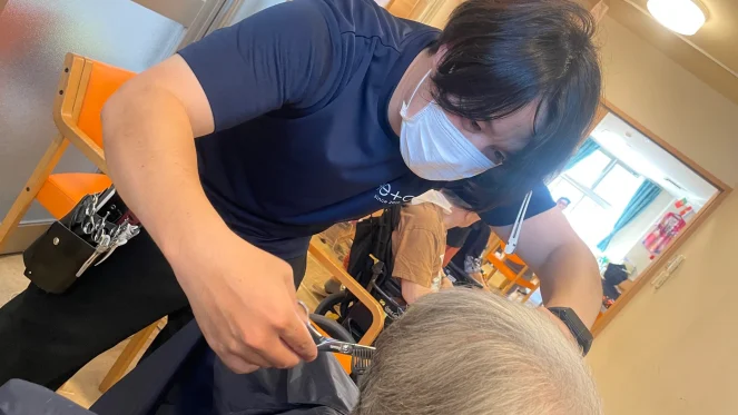 訪問理美容tetoの福祉美容師がカットを行っている様子