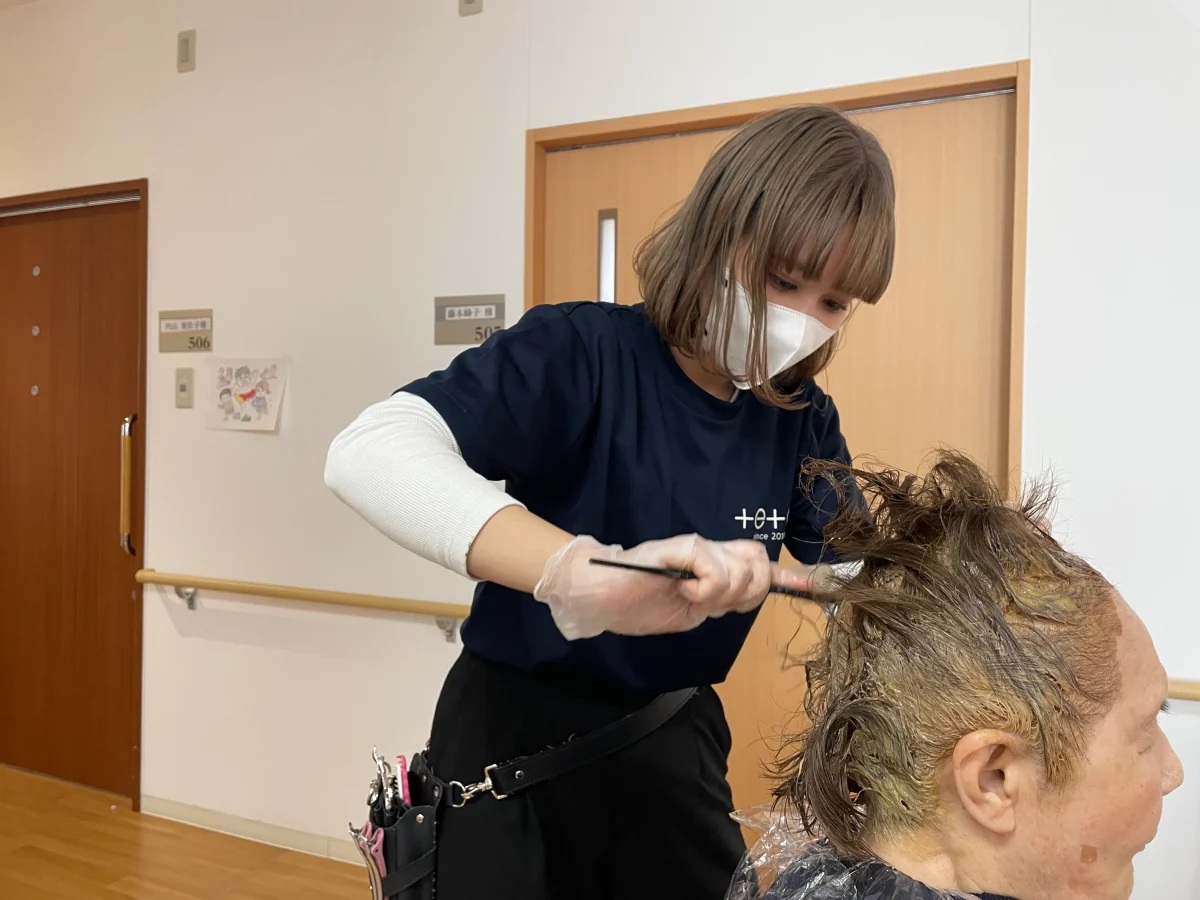 介護施設で訪問美容の施術を行う福祉美容師
