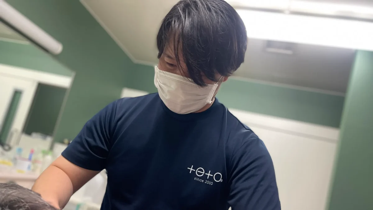 訪問理美容tetoの福祉美容師が施術している様子