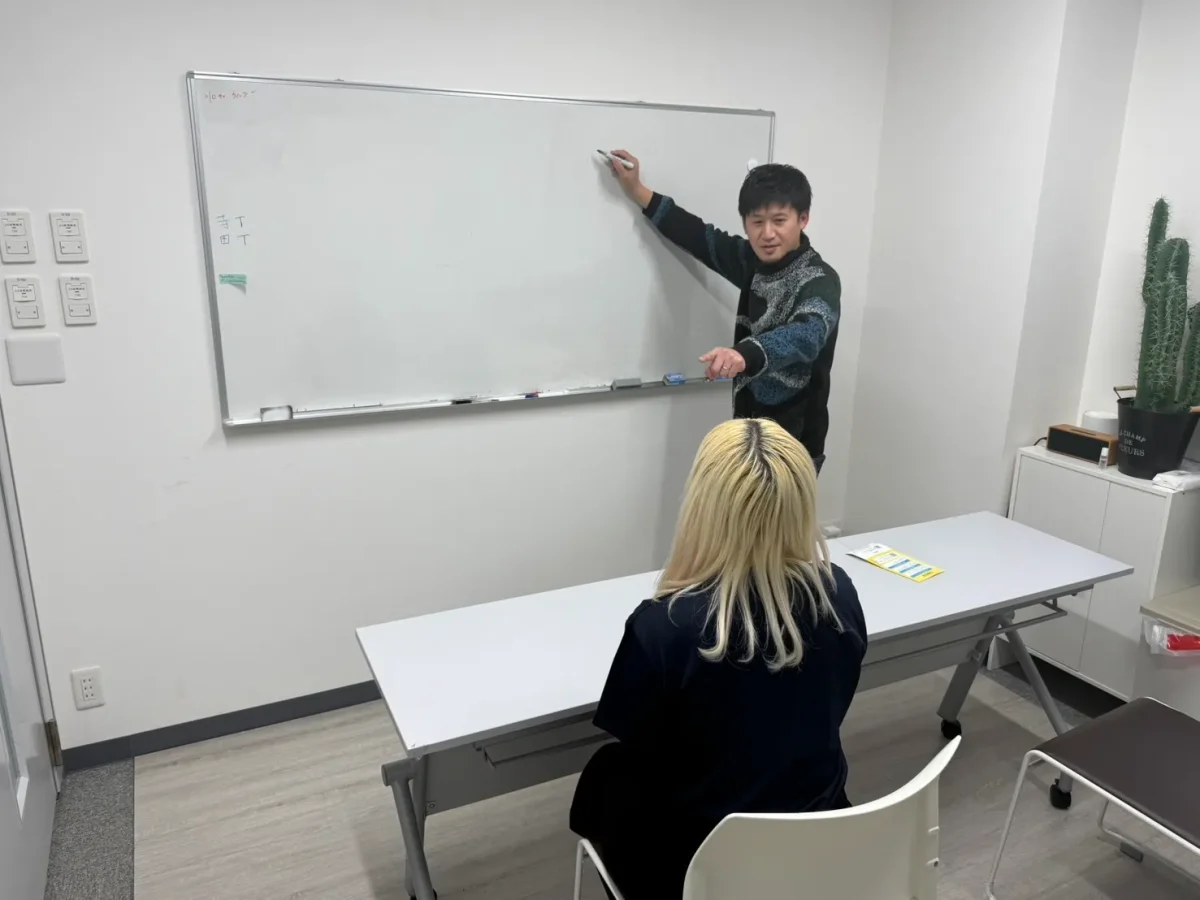 LBLでブランクがある美容師向けにカット理論を教える講師