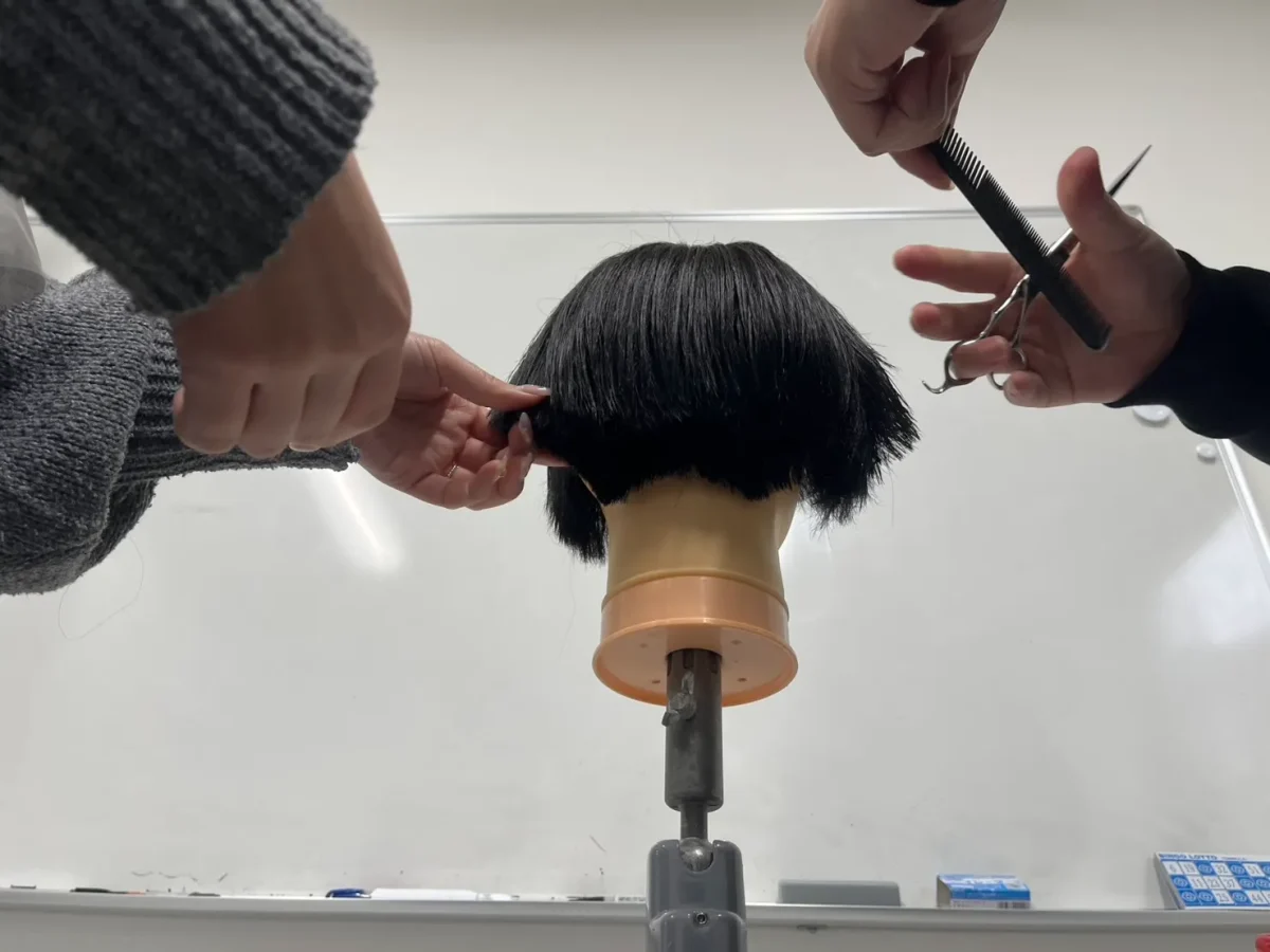 LBLでブランクがある美容師向けのカット講習を行っている様子