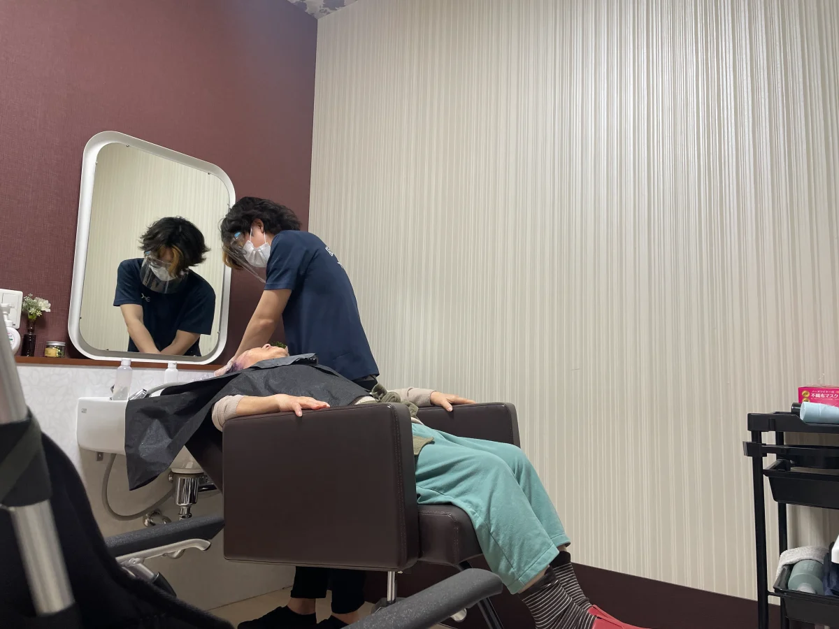 ブランクがあるアシスタント美容師が復帰しシャンプーをしている様子