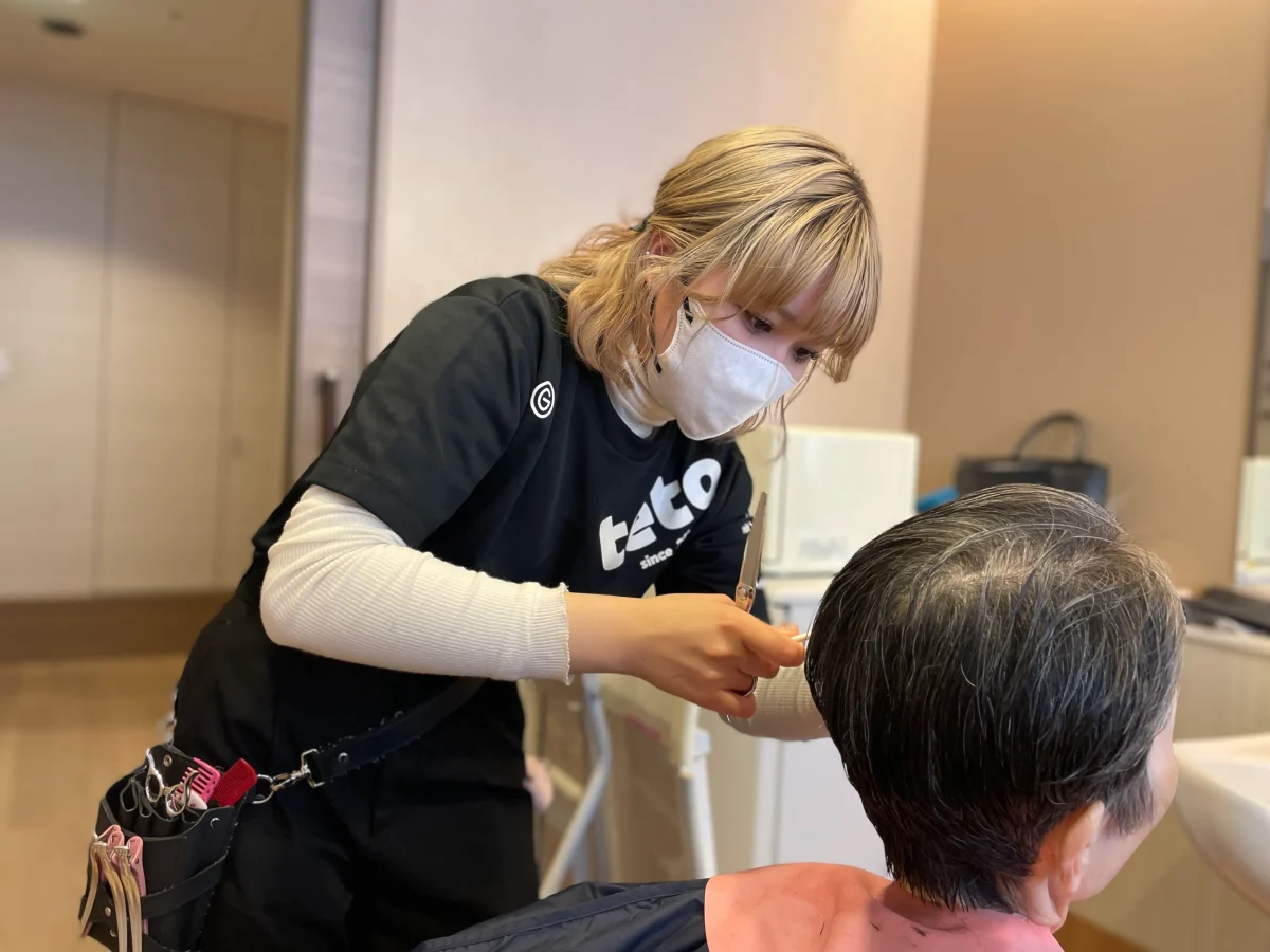 訪問美容の福祉美容師として活躍する女性スタイリスト