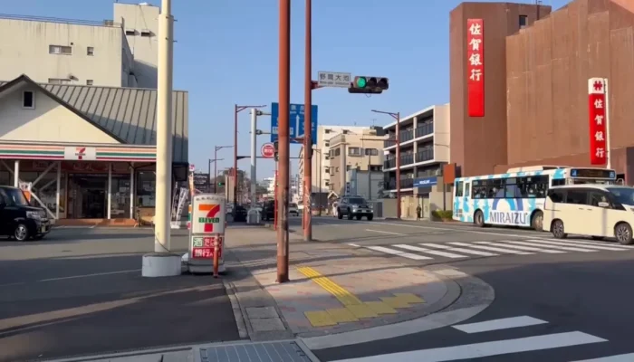 野間大池交差点にあるセブンイレブンからスクールへのアクセス