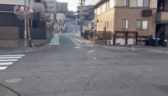 野間大池交差点にあるセブンイレブンからスクールへのアクセス
