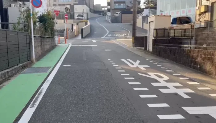 野間大池交差点にあるセブンイレブンからスクールへのアクセス