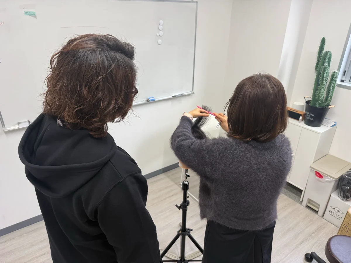 LBLで美容師のブランクがある方のレッスンの様子