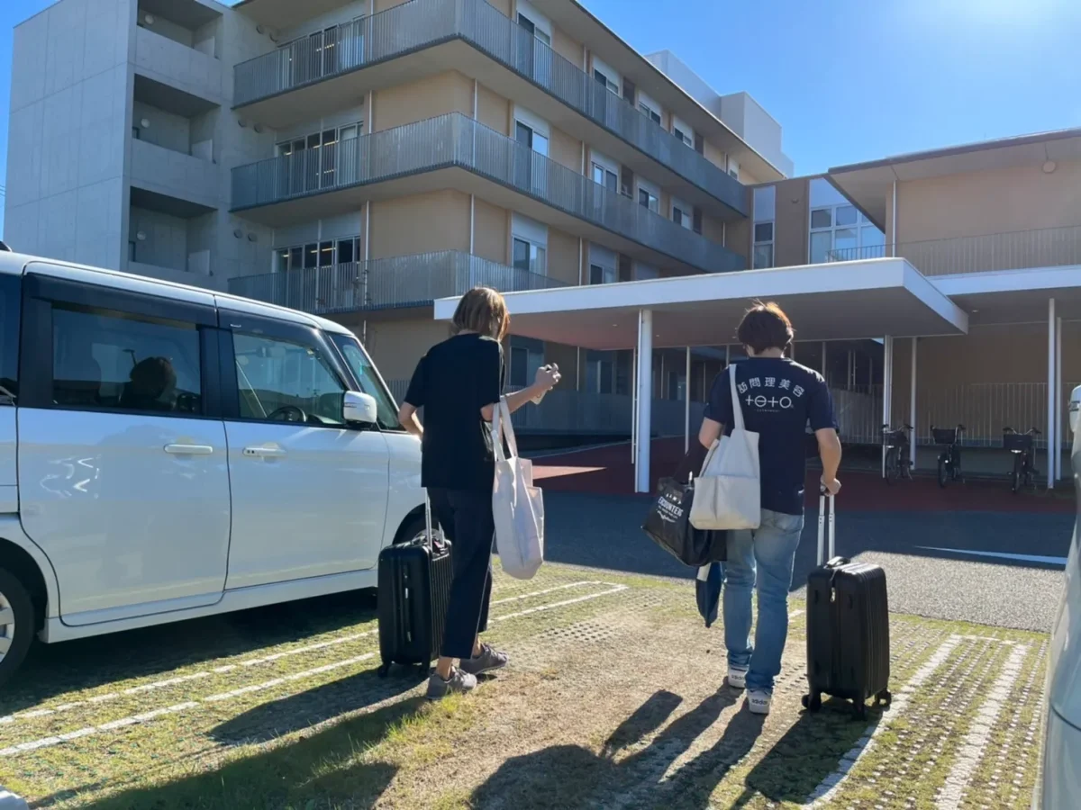 訪問美容師が車で施設へ出張する様子