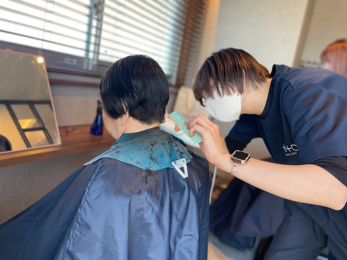 デイサービスで散髪する福祉美容師