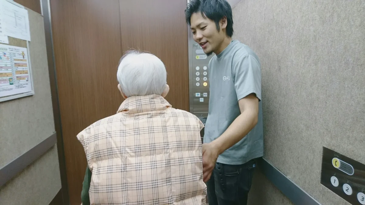 高齢者施設で誘導を行う訪問美容師