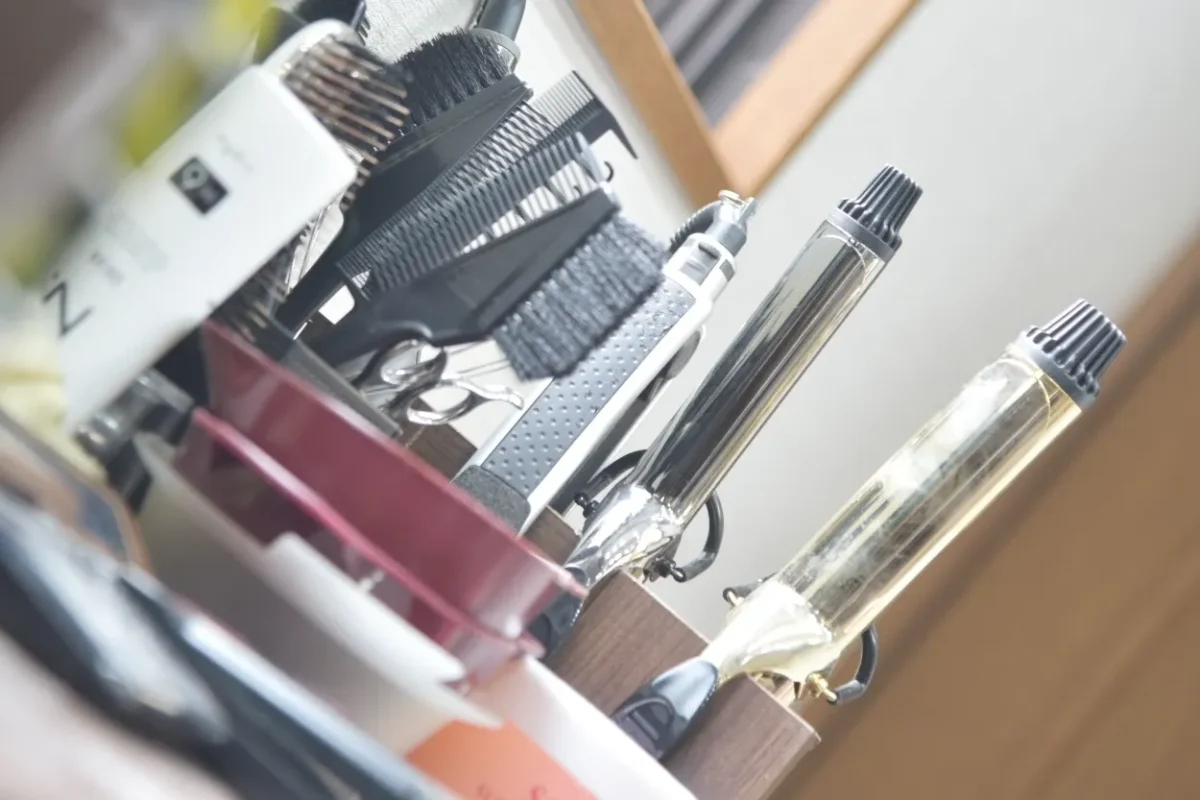ヘアアイロンやコームなど美容師の道具