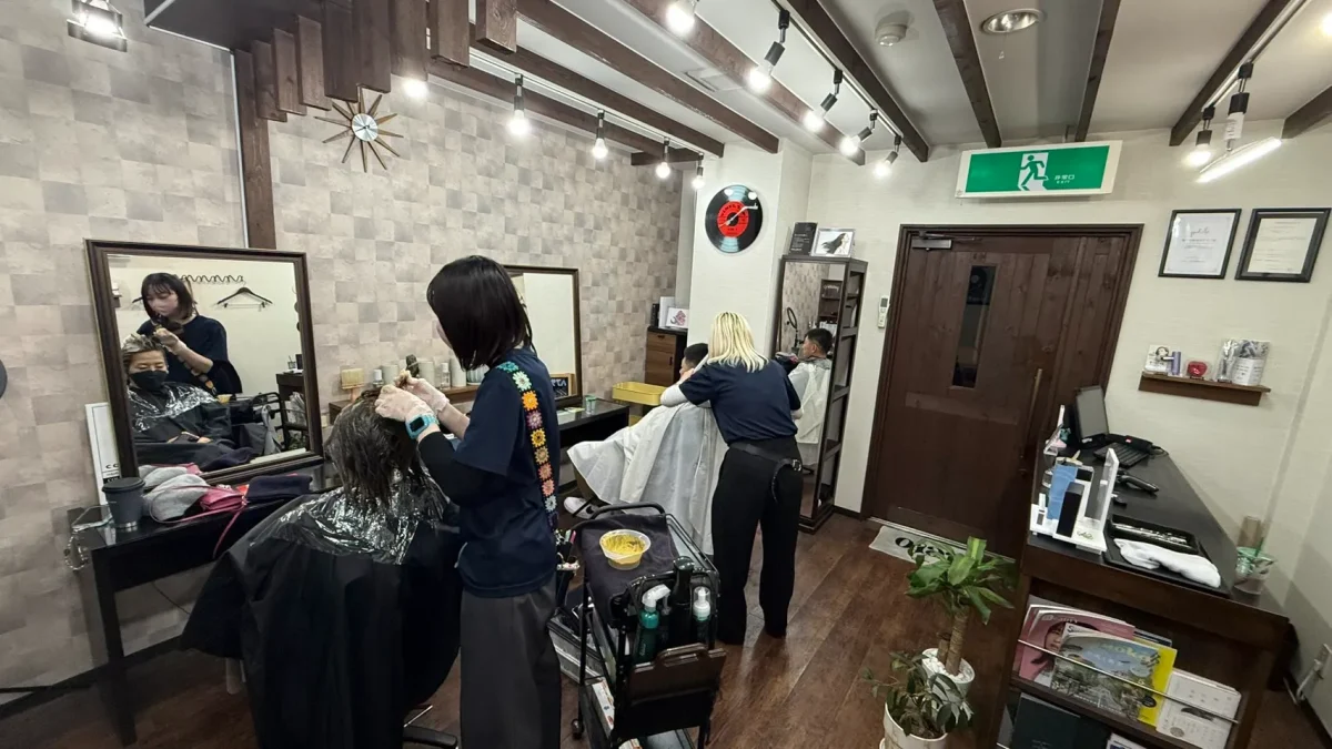 美容室でレッスンする訪問美容師