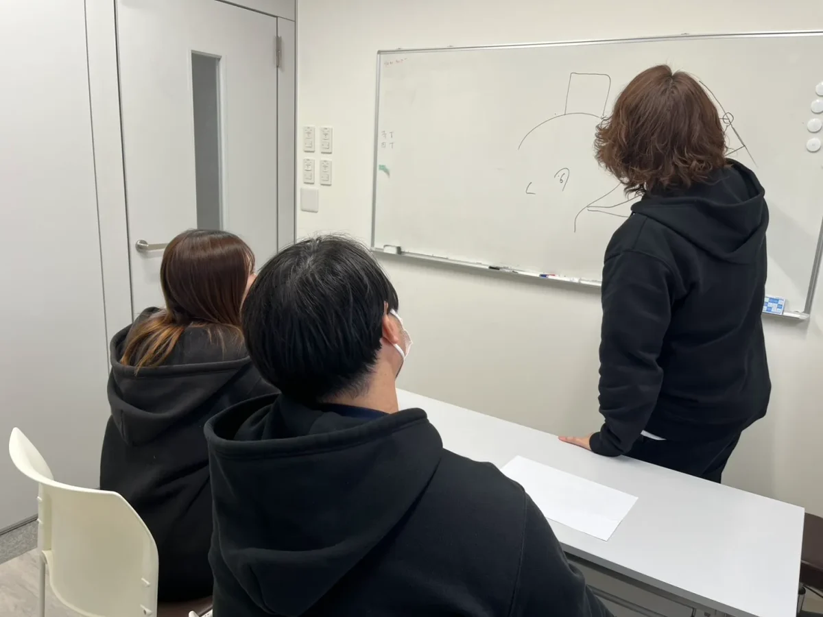 訪問美容師としての理論の講座を受けるLBLの生徒