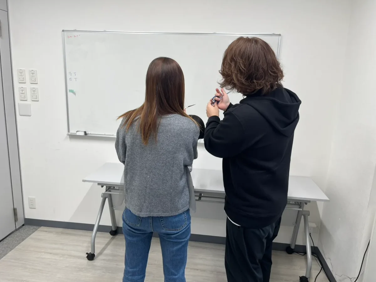 美容師に復職したいが不安があるのでLBLスクールでカット講習を受けている女性