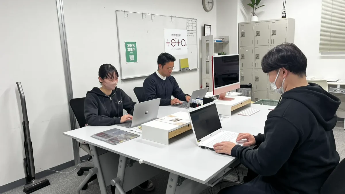 事務作業をする訪問美容師