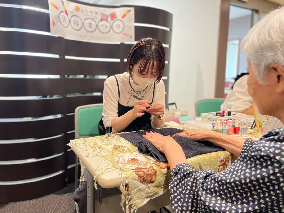 介護美容でネイルを行う訪問美容師