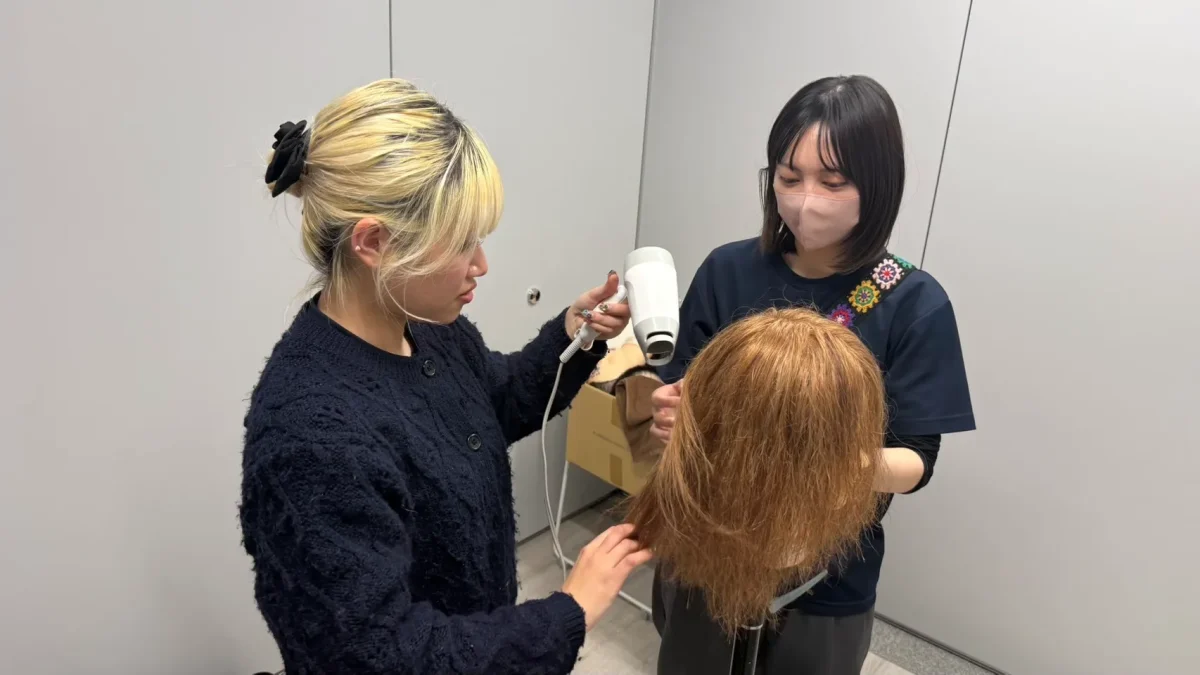 新卒で訪問美容師になりレッスンをする様子