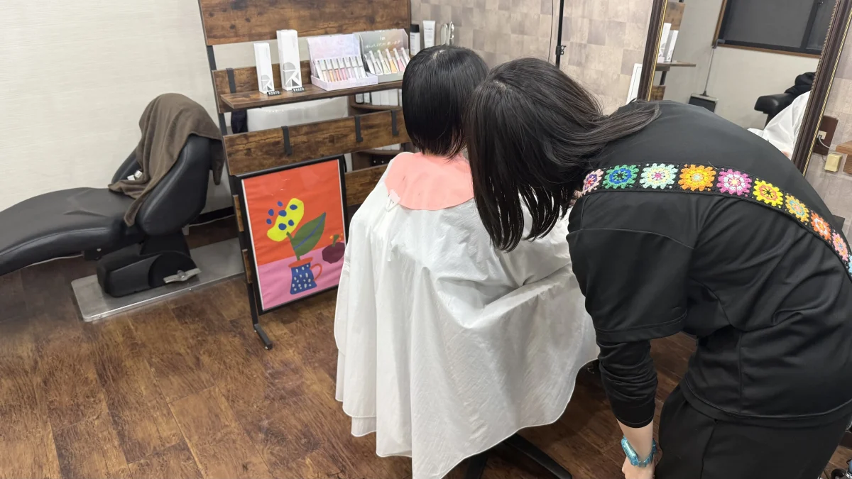 ヘアカットの練習をする訪問美容師