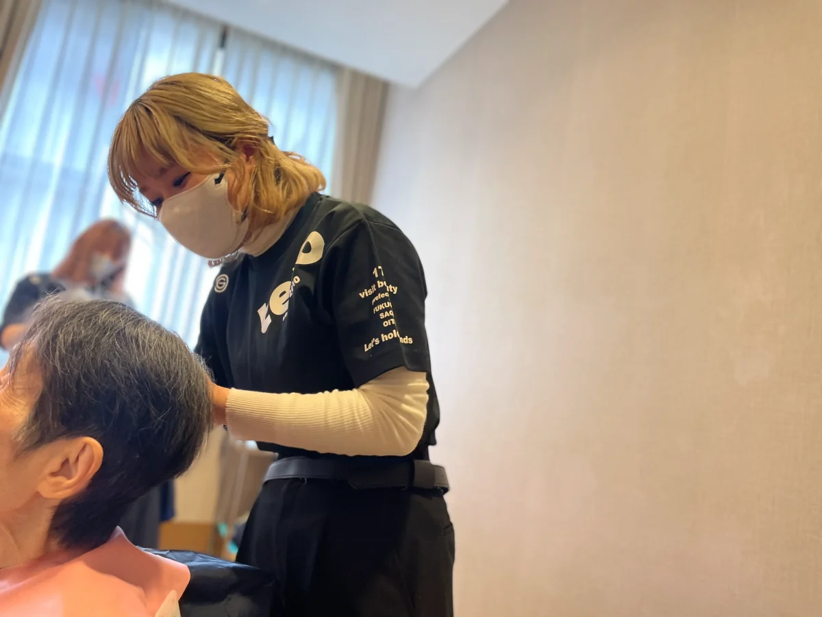 髪を切る訪問美容師