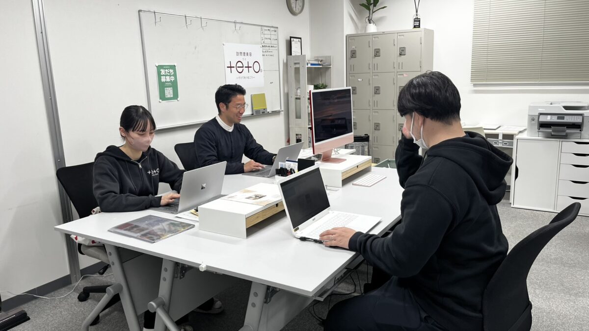訪問美容事業の助成金申請の為に事務作業しているようす