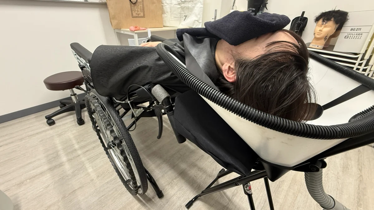 移動式シャンプーで洗髪する様子