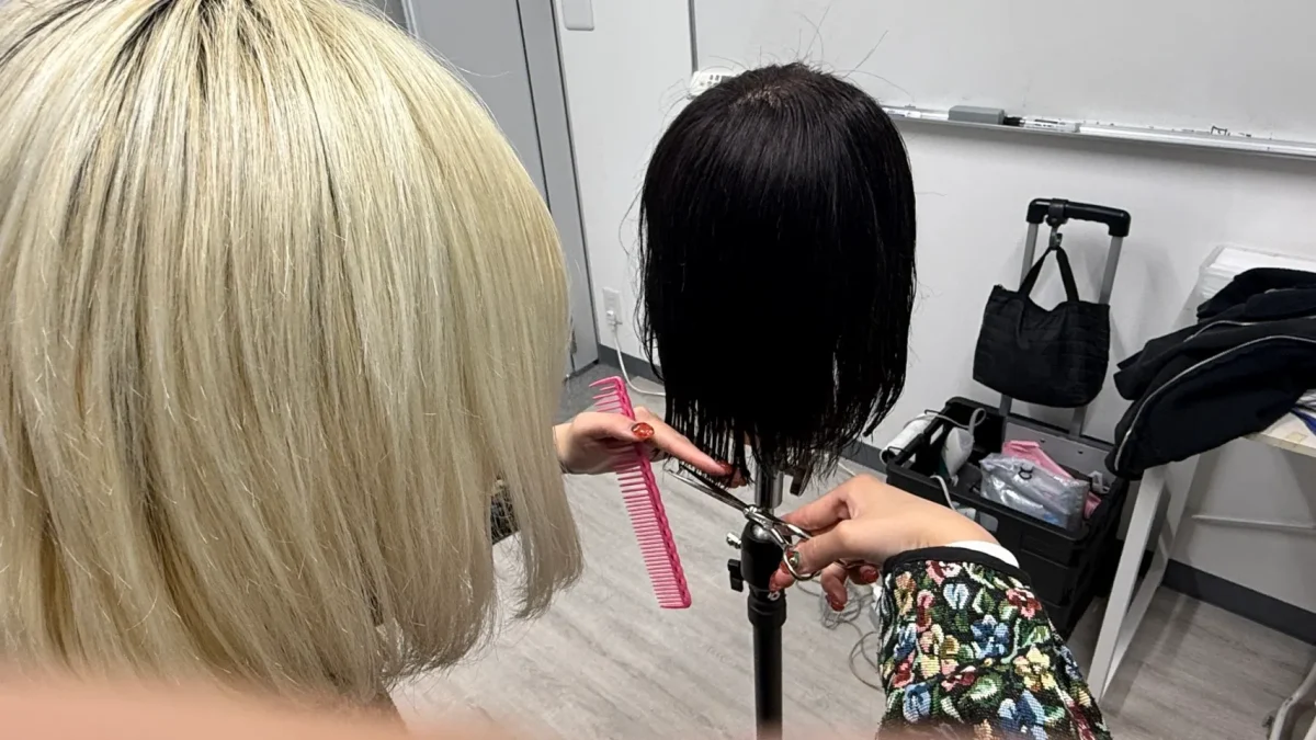 ワンレングスカットの講習を受ける女性美容師