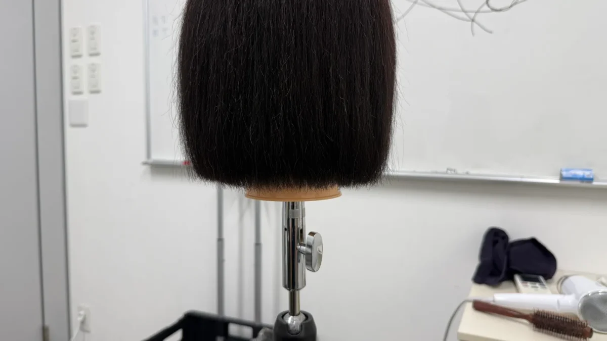 チェックカットも終わり、綺麗に切れたワンレングスカットのウィッグ