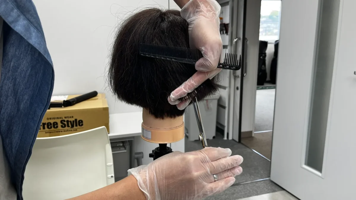 手荒れのある美容師が手袋をつけてカットする様子