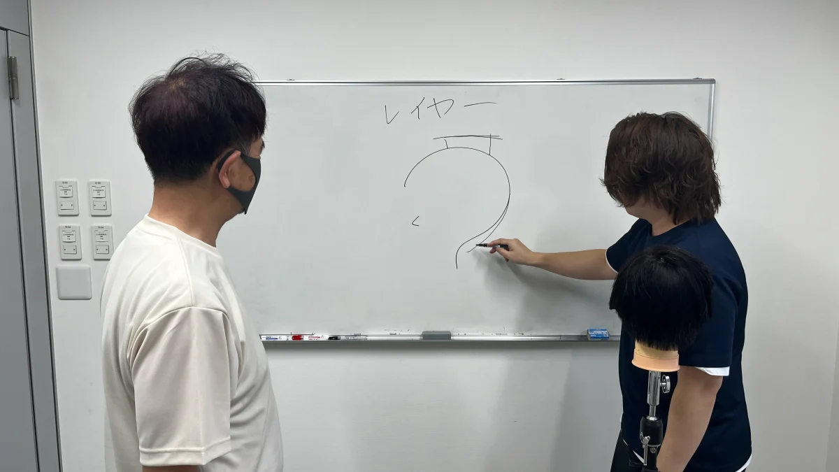 レイヤーカットの講習を受ける友金さん