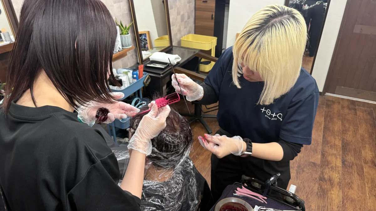 サロンでカラーを行う美容師