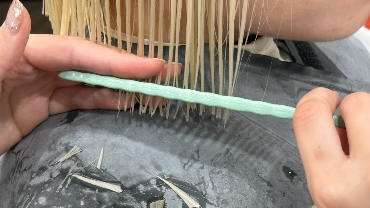 美容室でカット中の女性客