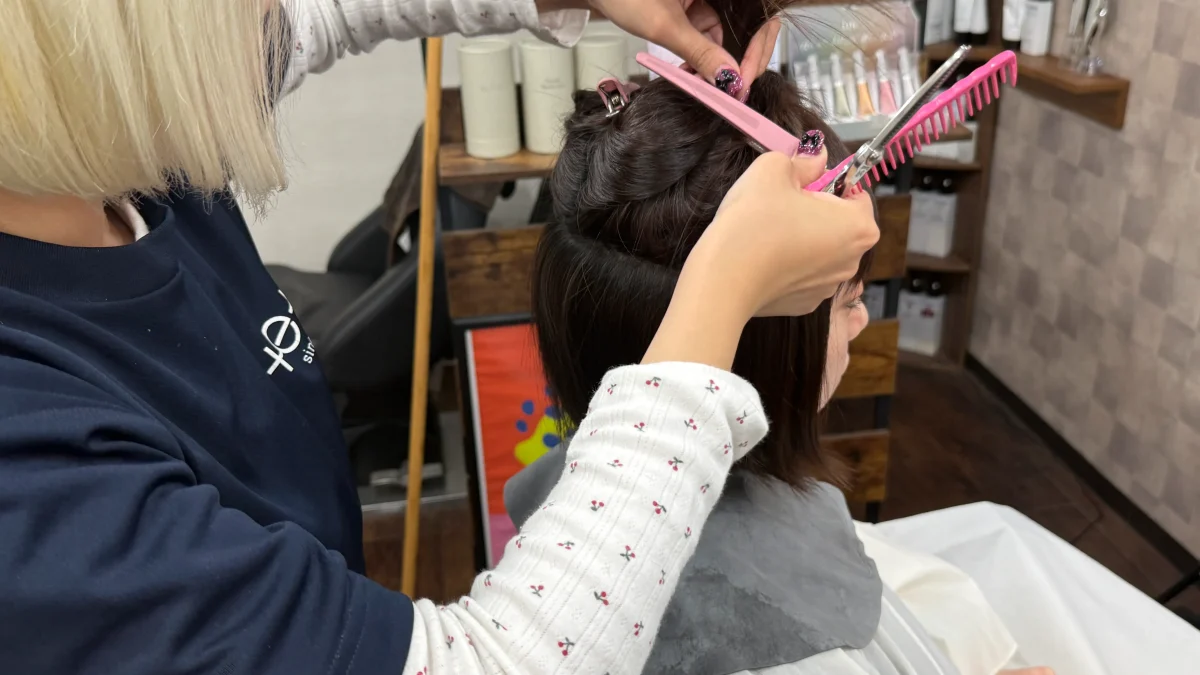 美容室でカットする女性