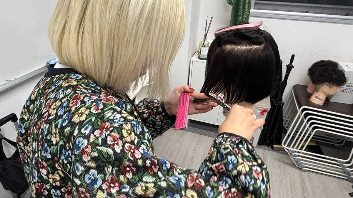 グラデショーンカットのレッスン中