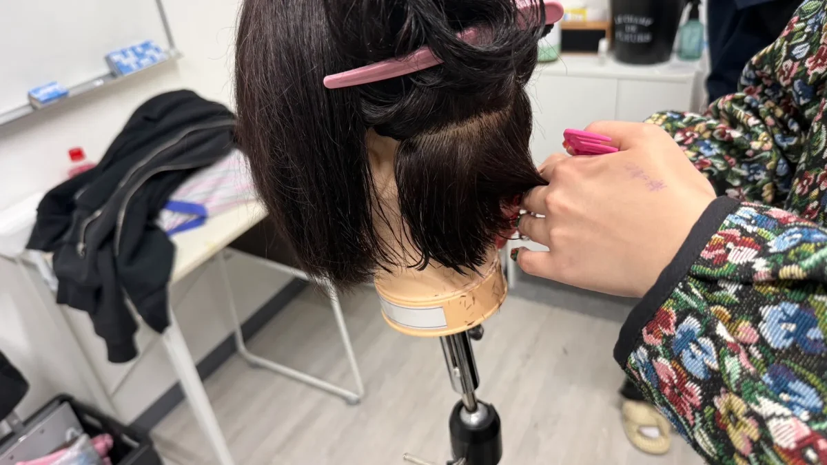 くせ毛をグラデーションカットする