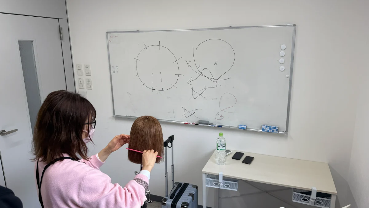 ブランクがある美容師がカット練習をしている様子