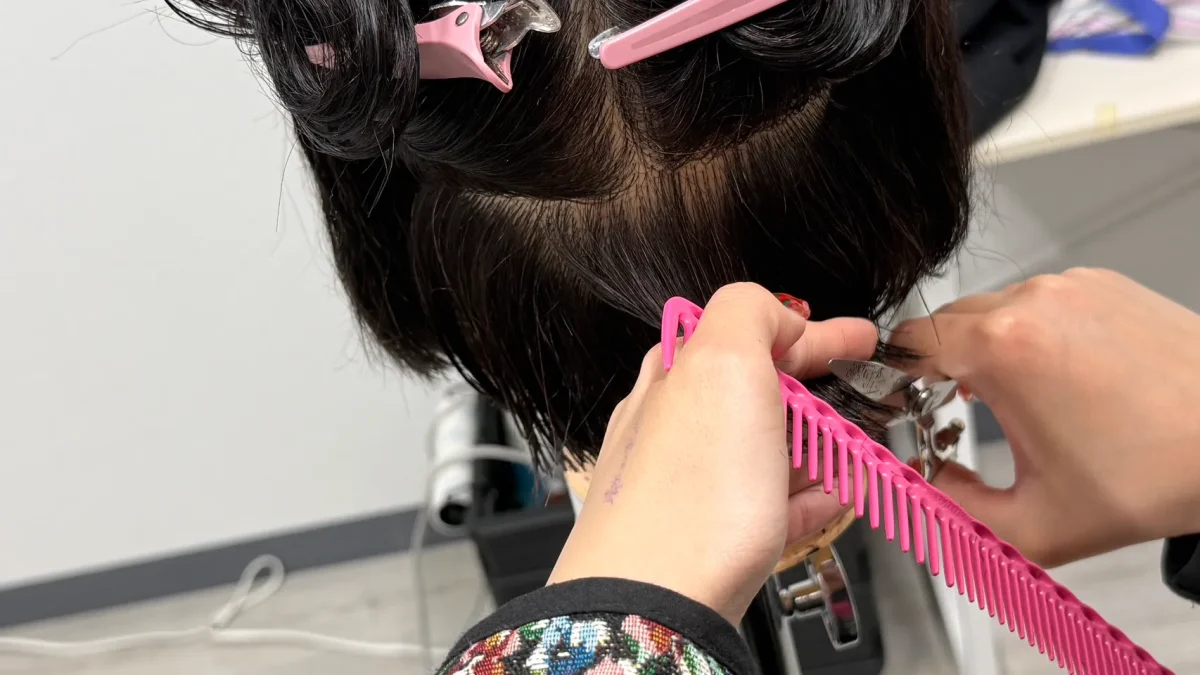 ウィッグでグラデーションカットの練習中