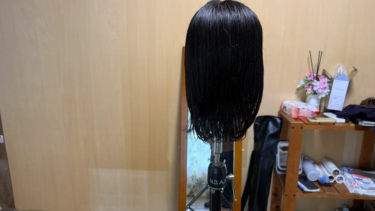レイヤーカットを練習中のウィッグ