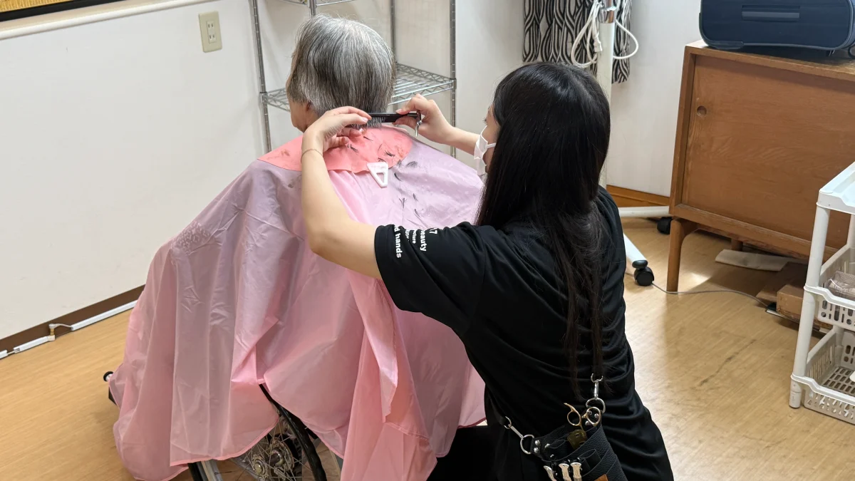 Uさん訪問美容、施設での現場講習 (5) Uさん訪問美容、施設での現場講習 (5)