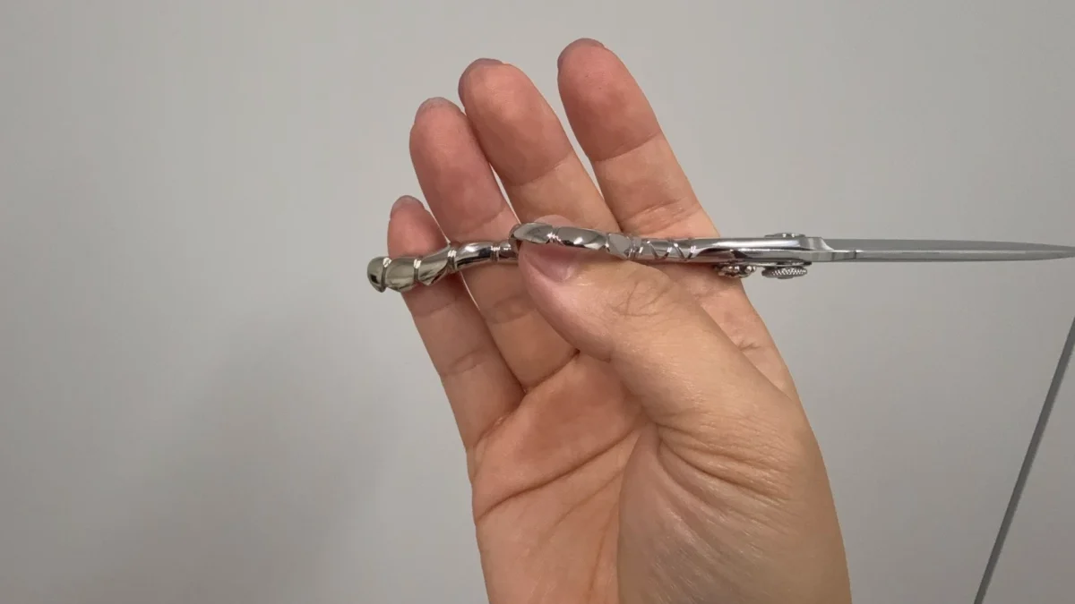 ハサミに親指は浅く入れます