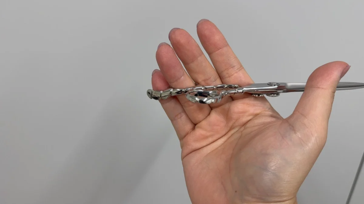 ハサミから親指を外している01