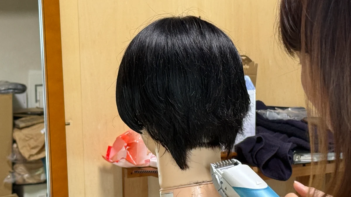 実務経験2年、LBLカット講習低め刈り上げツーセクションカット練習 (1)