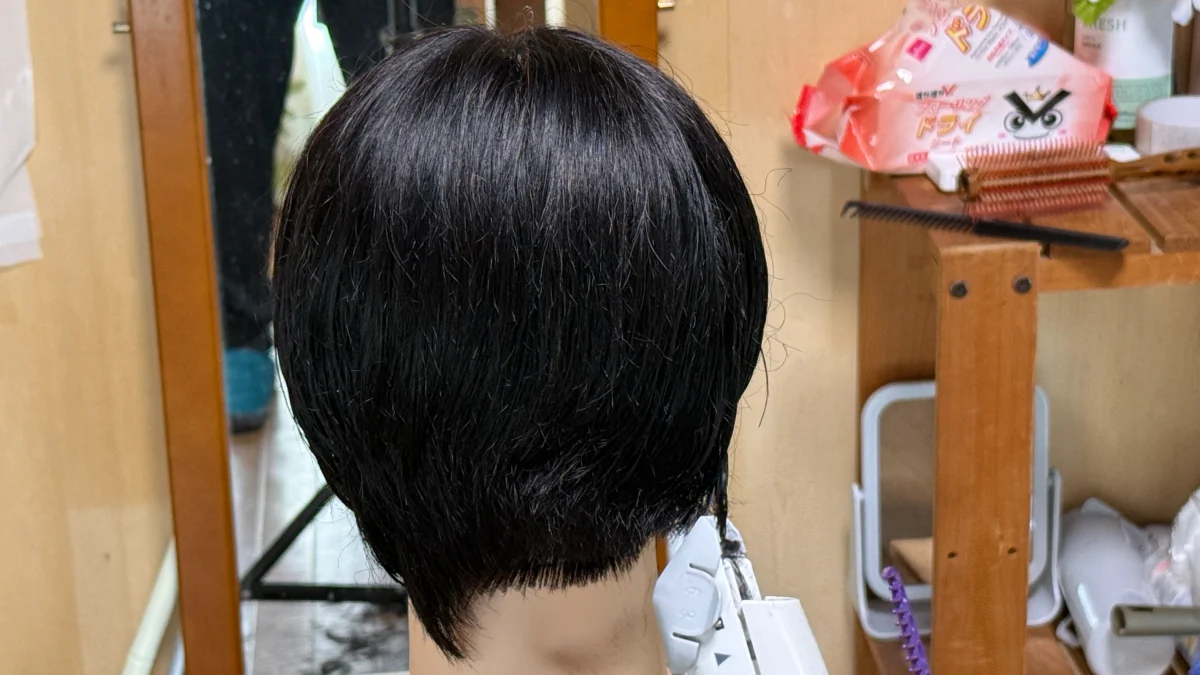 実務経験2年、LBLカット講習低め刈り上げツーセクションカット練習 (2)