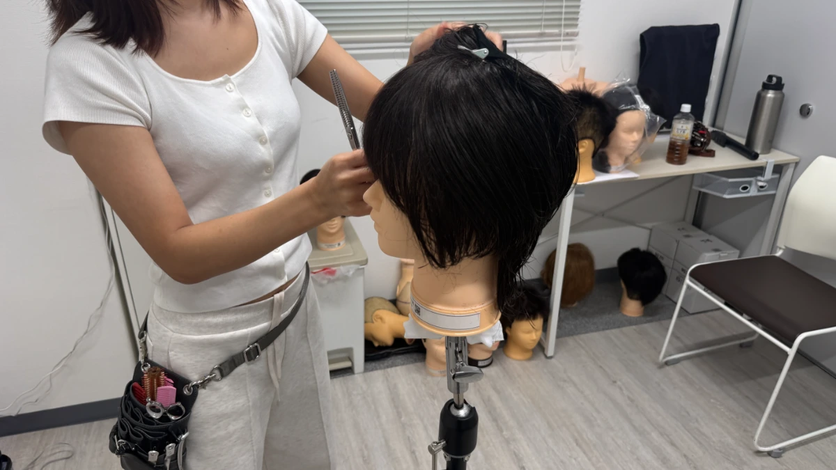 スタイリストデビューを目指すアシスタント美容師がLBLで学び直し、ショートのウルフスタイル