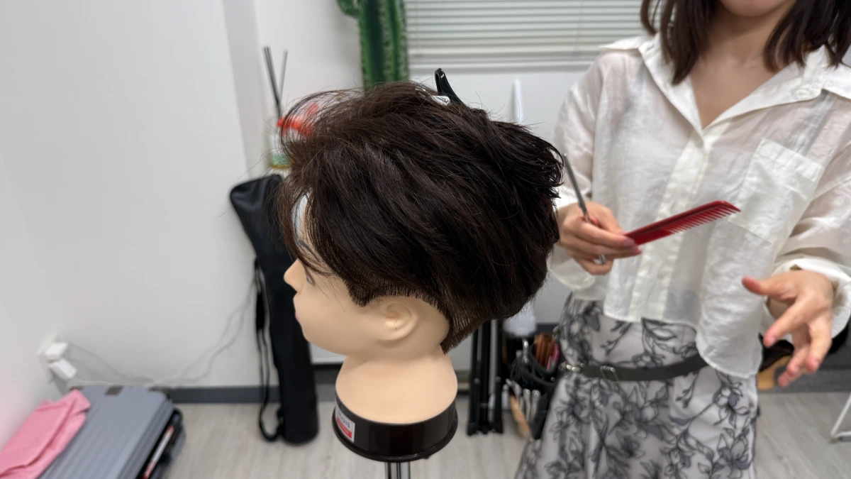スタイリストデビューを目指すアシスタント美容師がLBLで学び直し、メンズの2ブロック (1)