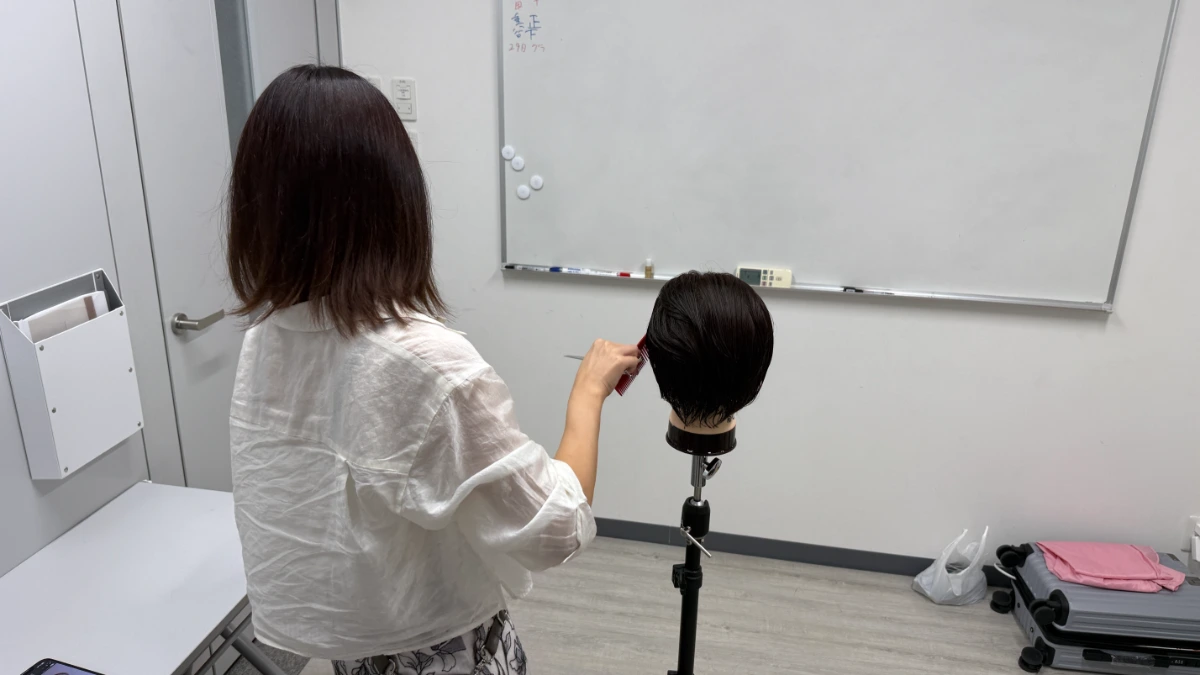 スタイリストデビューを目指すアシスタント美容師がLBLで学び直し、ショートカットの復習